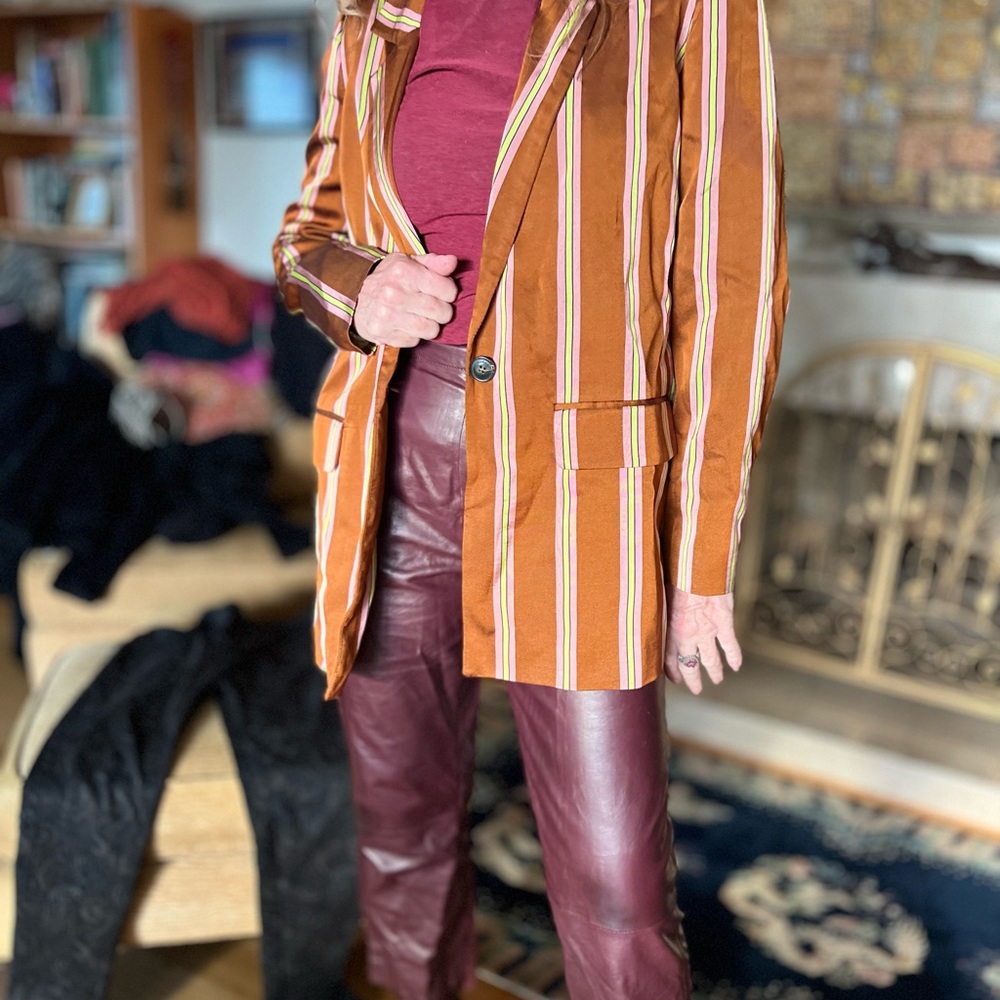 Beautiful fitted jacket totally lined, brand new